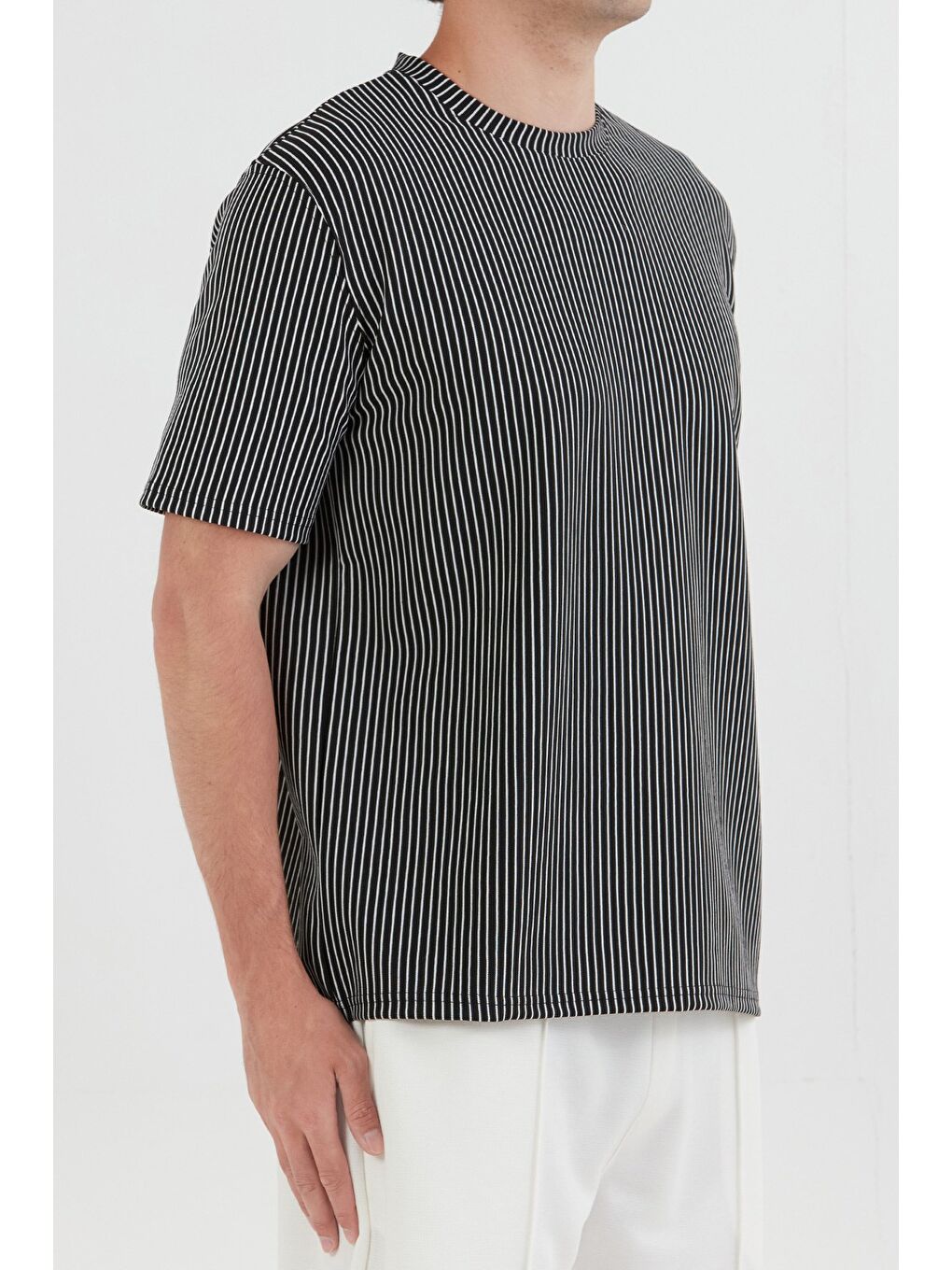 Siyah Çizgili Jakarlı Bisiklet Yaka Tişört-4