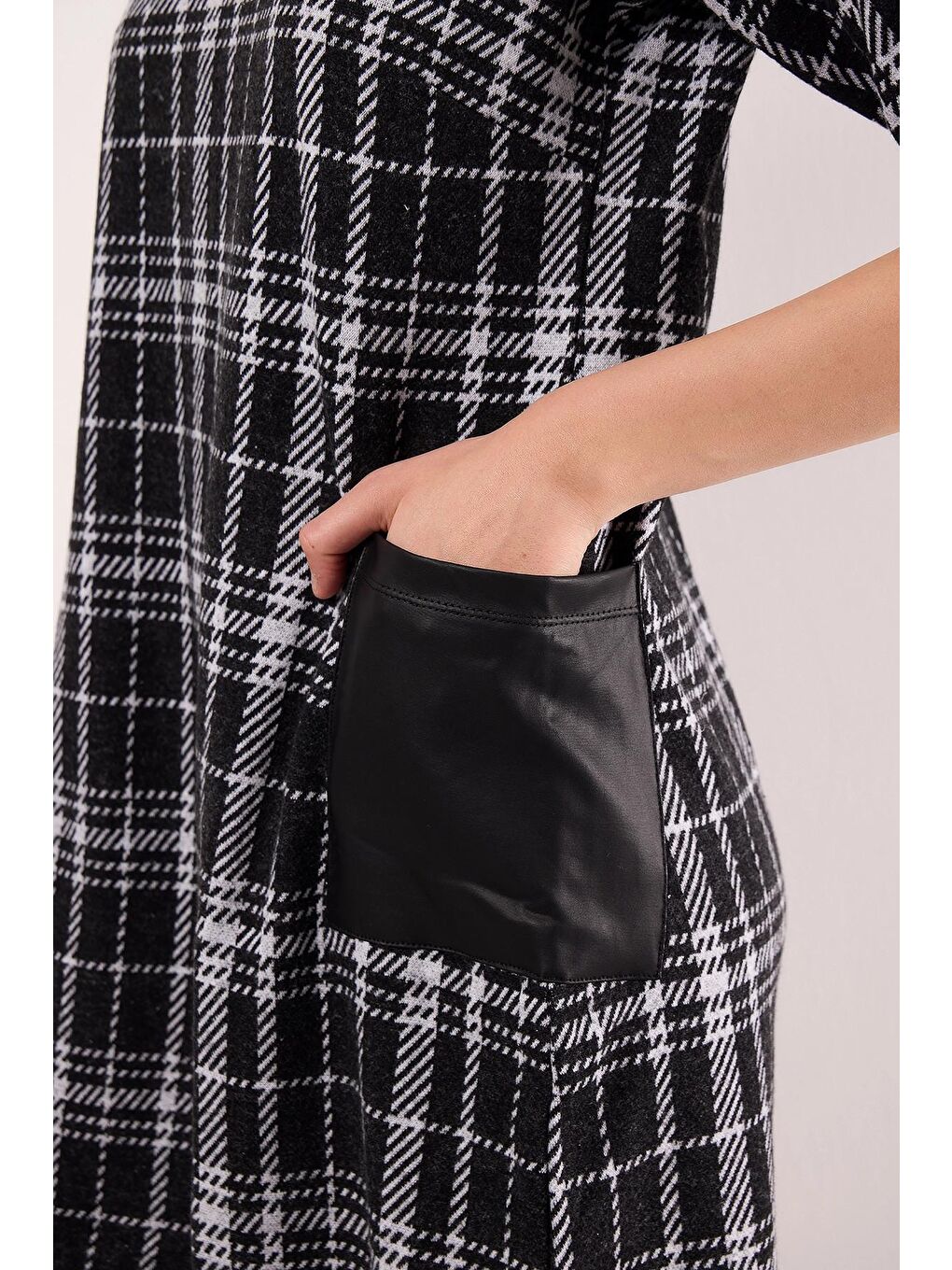 Siyah Bisiklet Yaka Yarım Kollu Deri Cep Detaylı Desenli Kısa Elbise-3