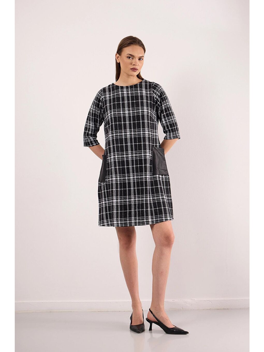 Siyah Bisiklet Yaka Yarım Kollu Deri Cep Detaylı Desenli Kısa Elbise-4