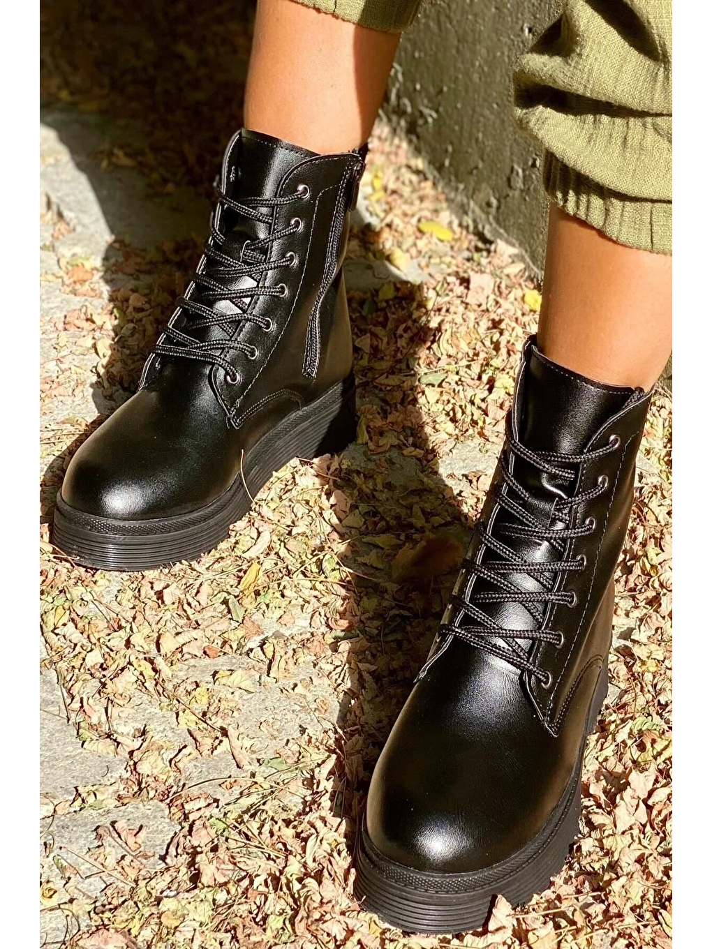 Kadın Postal Bot Bağcıklı Yandan Fermuarlı Tam Kalıp Siyah Termo Kaymaz Taban 4 Cm