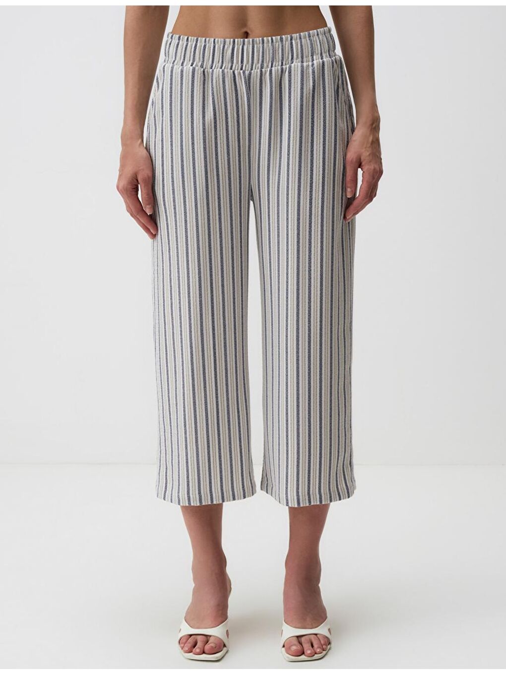 Karışık Yüksek Bel Çizgi Detaylı Kısa Pantolon-3