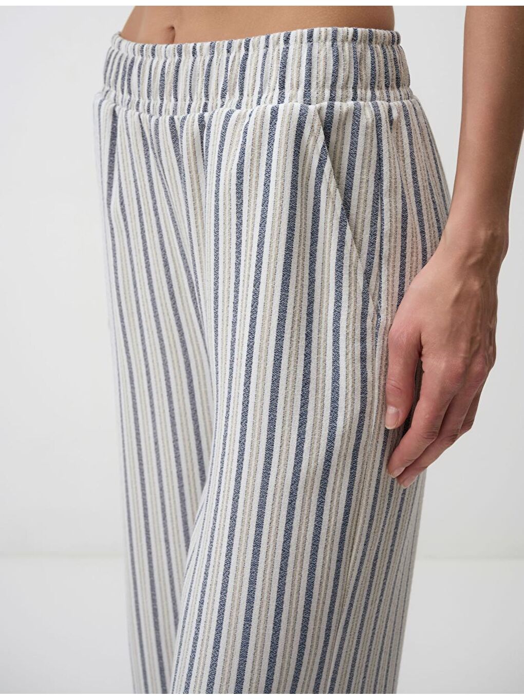 Karışık Yüksek Bel Çizgi Detaylı Kısa Pantolon-4