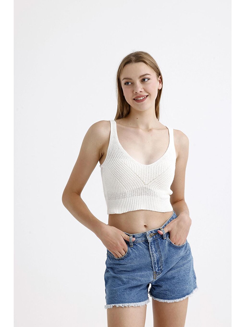 Ekru Kalın Askılı V Yaka Kolsuz Triko Crop Bluz-1