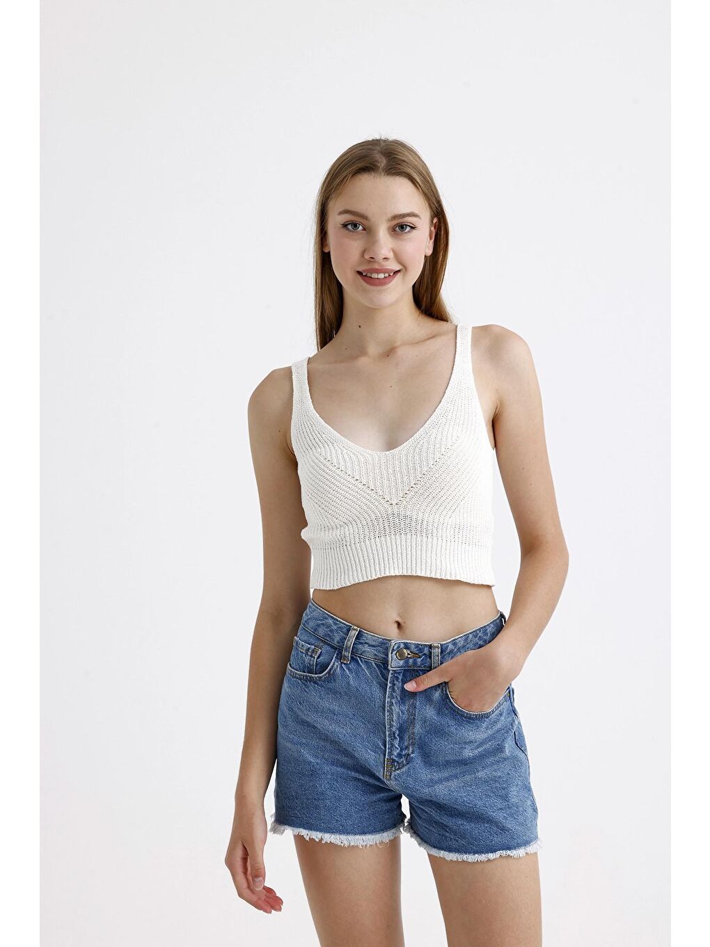 Ekru Kalın Askılı V Yaka Kolsuz Triko Crop Bluz-4