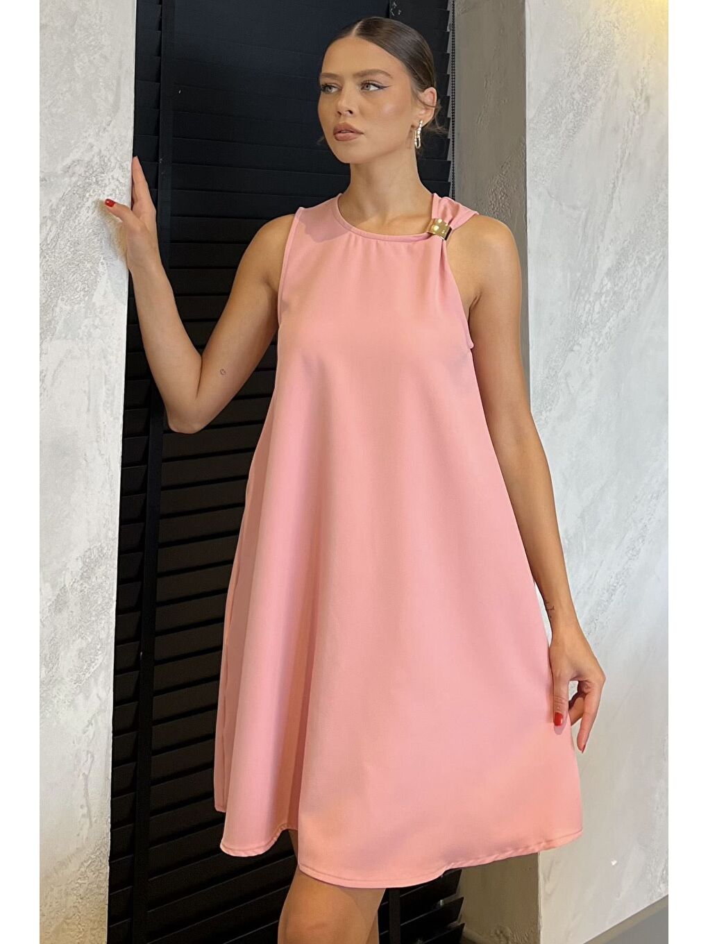 Pembe Omuz Tokalı Rahat Kısa Elbise