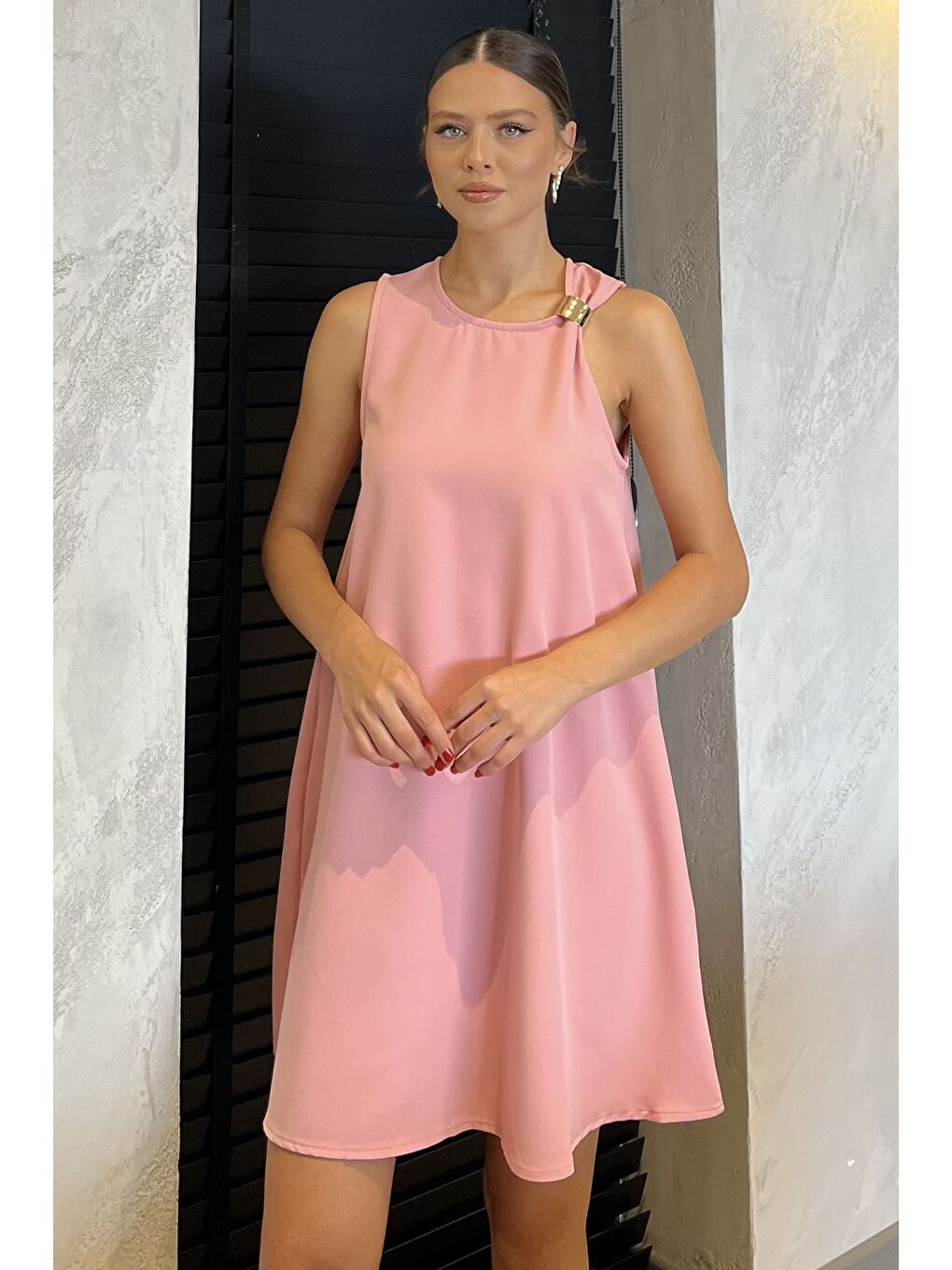 Pembe Omuz Tokalı Rahat Kısa Elbise-1