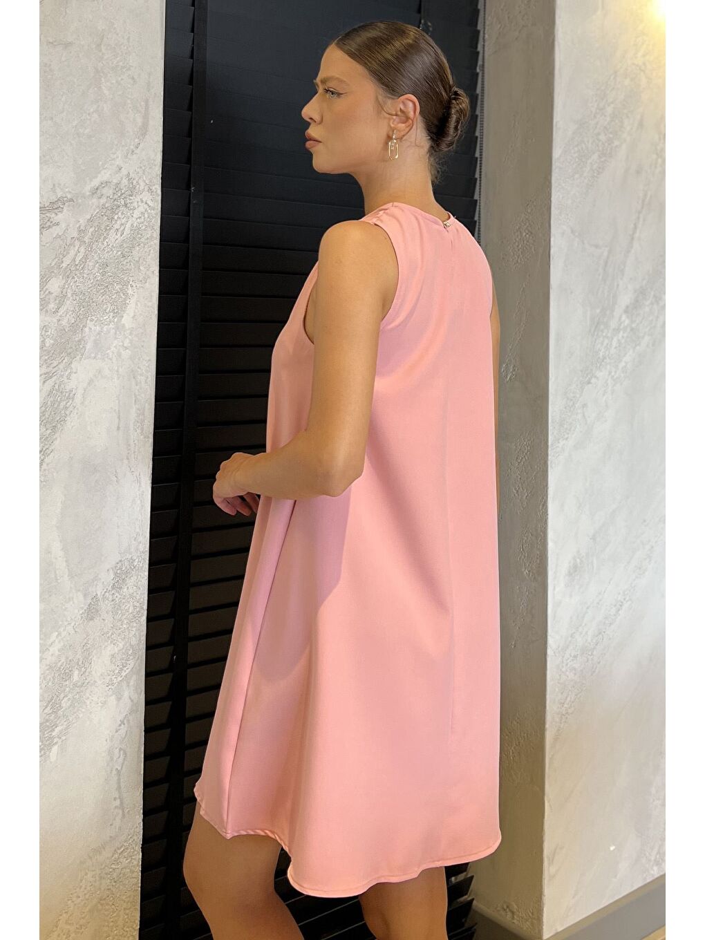 Pembe Omuz Tokalı Rahat Kısa Elbise-2