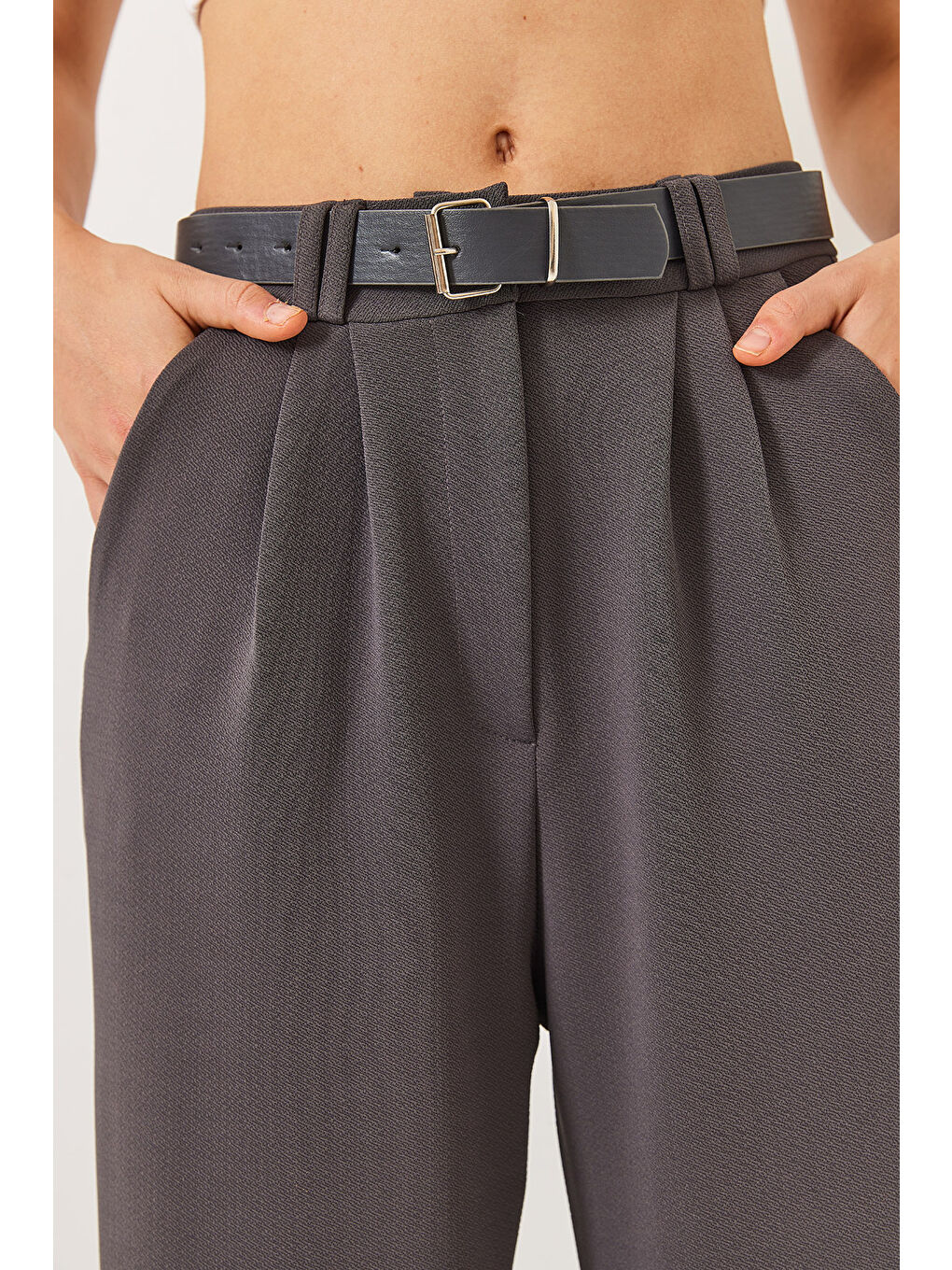 Gri Kadın Çift Pile Detaylı Kemerli Örme Pantolon-5