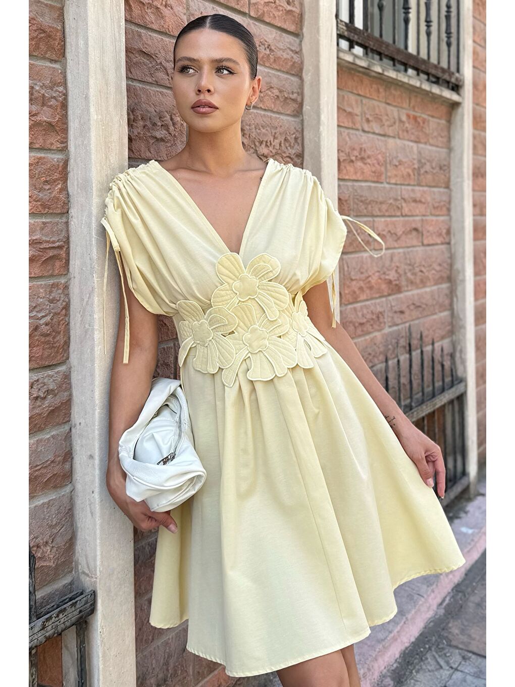 Sarı Papatya Aplikeli Kısa Elbise