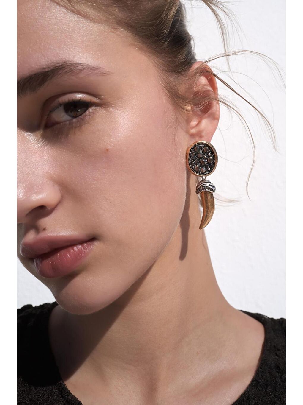 Sarı Parlak Taşlı Boynuz Küpe-8