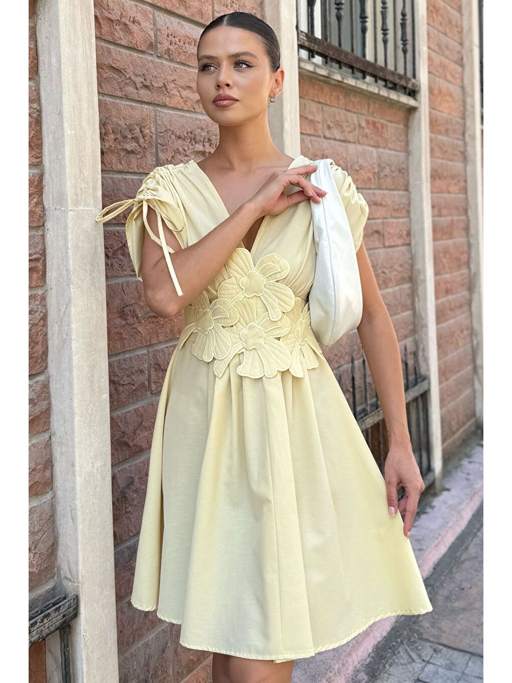 Sarı Papatya Aplikeli Kısa Elbise-1