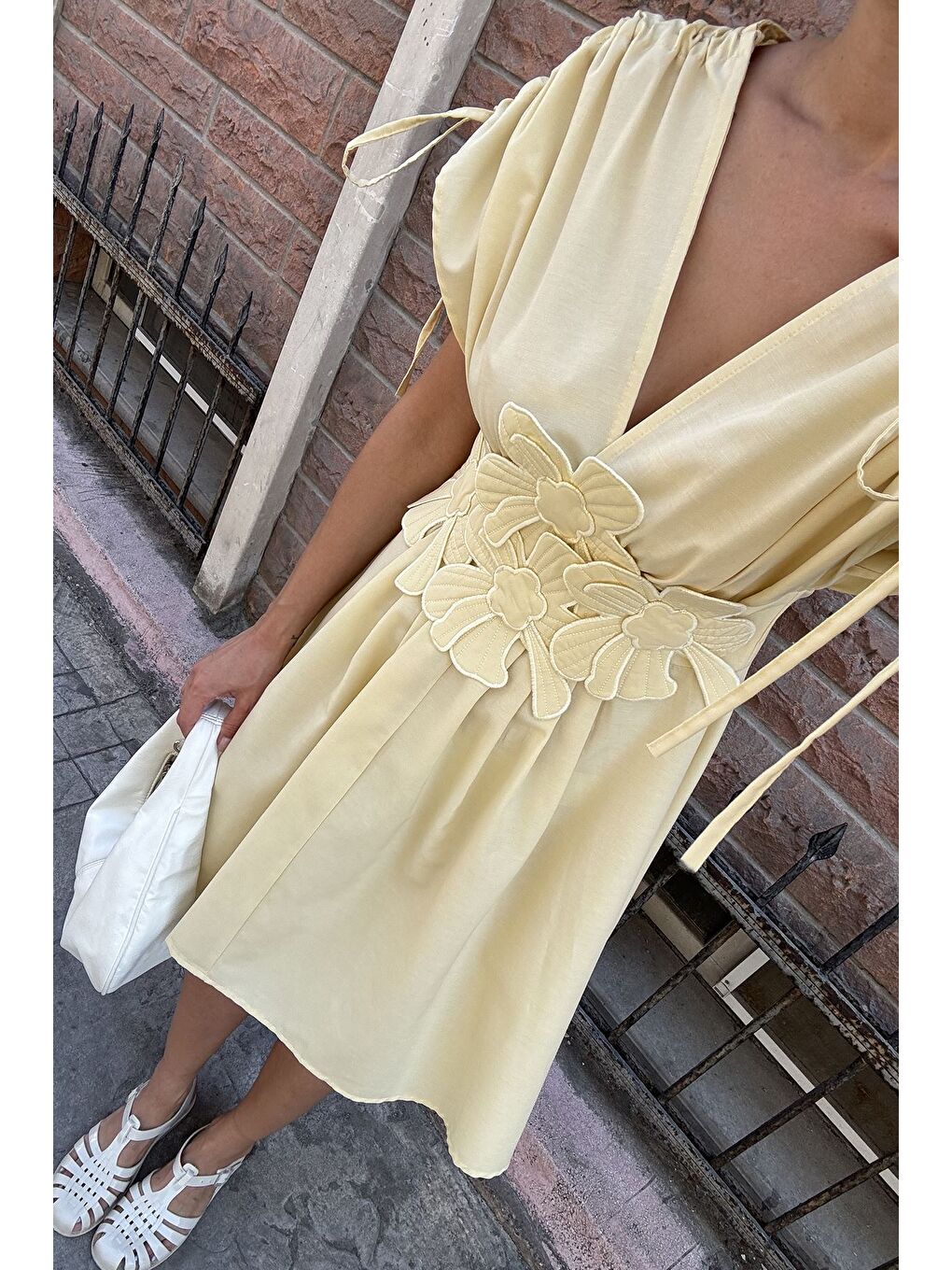 Sarı Papatya Aplikeli Kısa Elbise-2