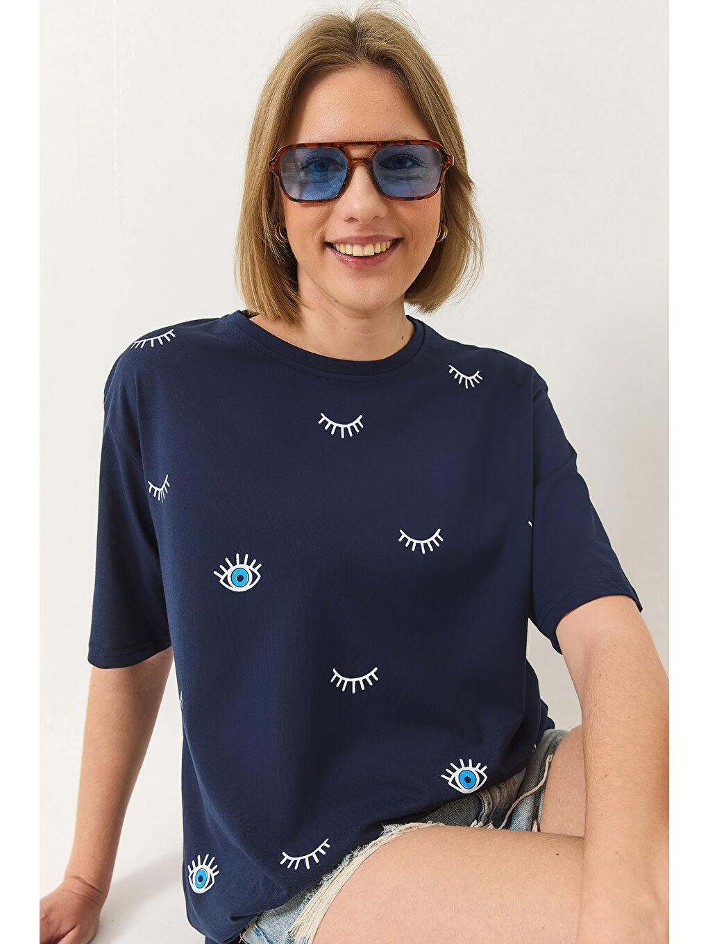 Lacivert Kadın Göz Baskılı Kısa Kollu Pamuklu Oversize T-Shirt-1