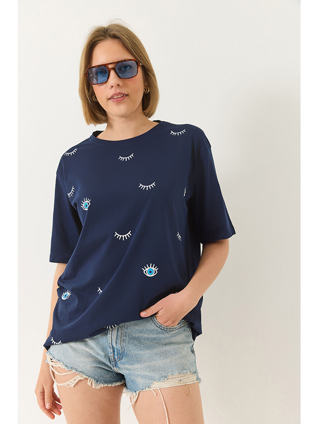 Lacivert Kadın Göz Baskılı Kısa Kollu Pamuklu Oversize T-Shirt-2