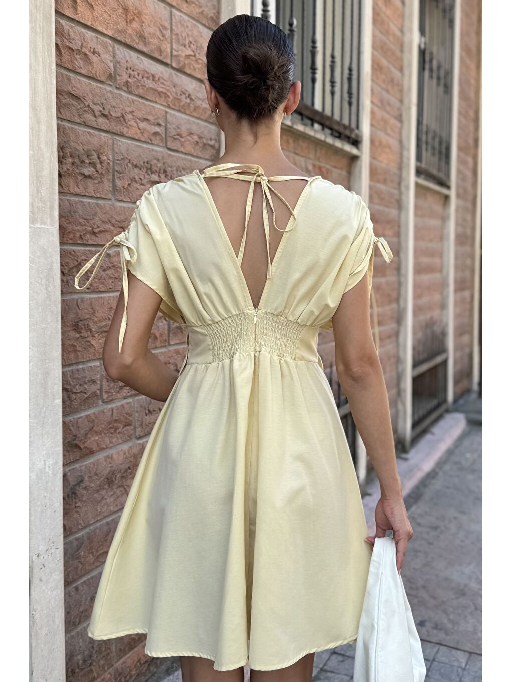 Sarı Papatya Aplikeli Kısa Elbise-3