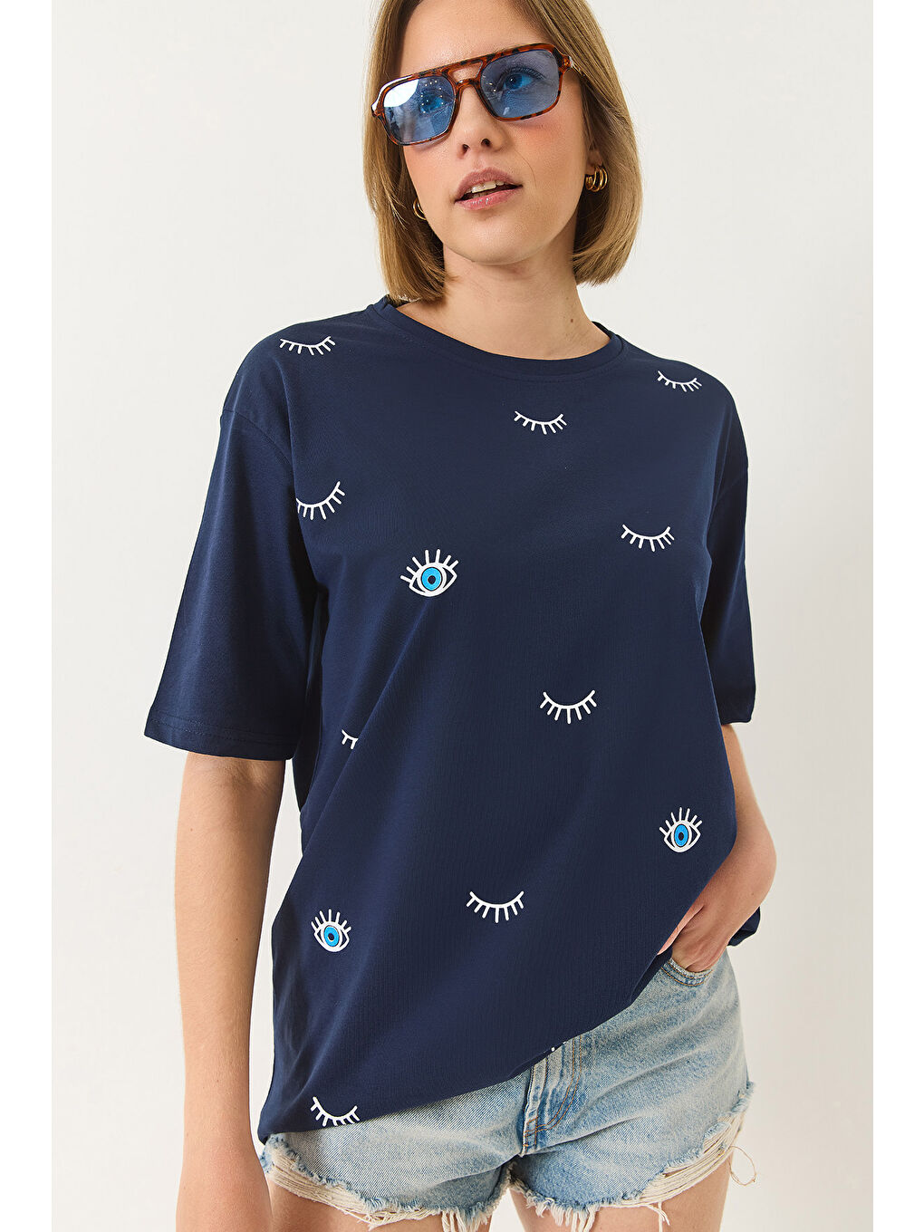 Lacivert Kadın Göz Baskılı Kısa Kollu Pamuklu Oversize T-Shirt-4
