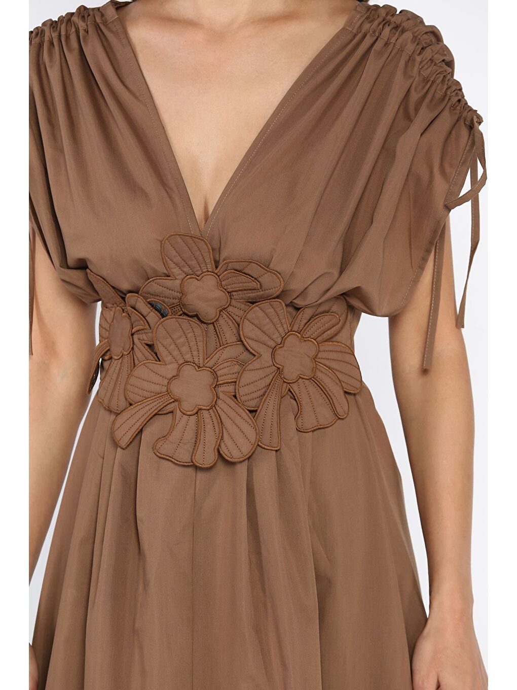 Kahverengi Papatya Aplikeli Kruvaze Elbise-3