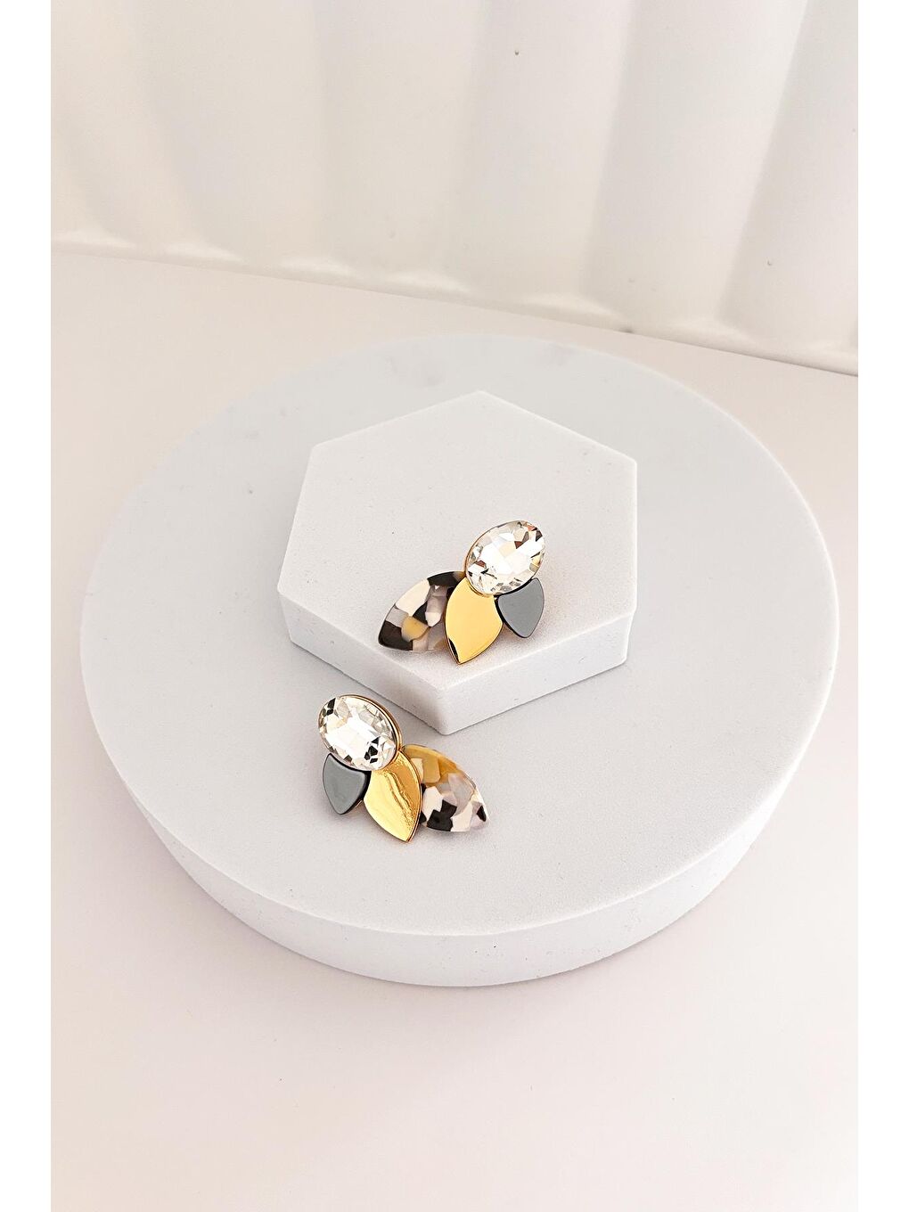 Siyah Taş Detaylı Akrilik küpe