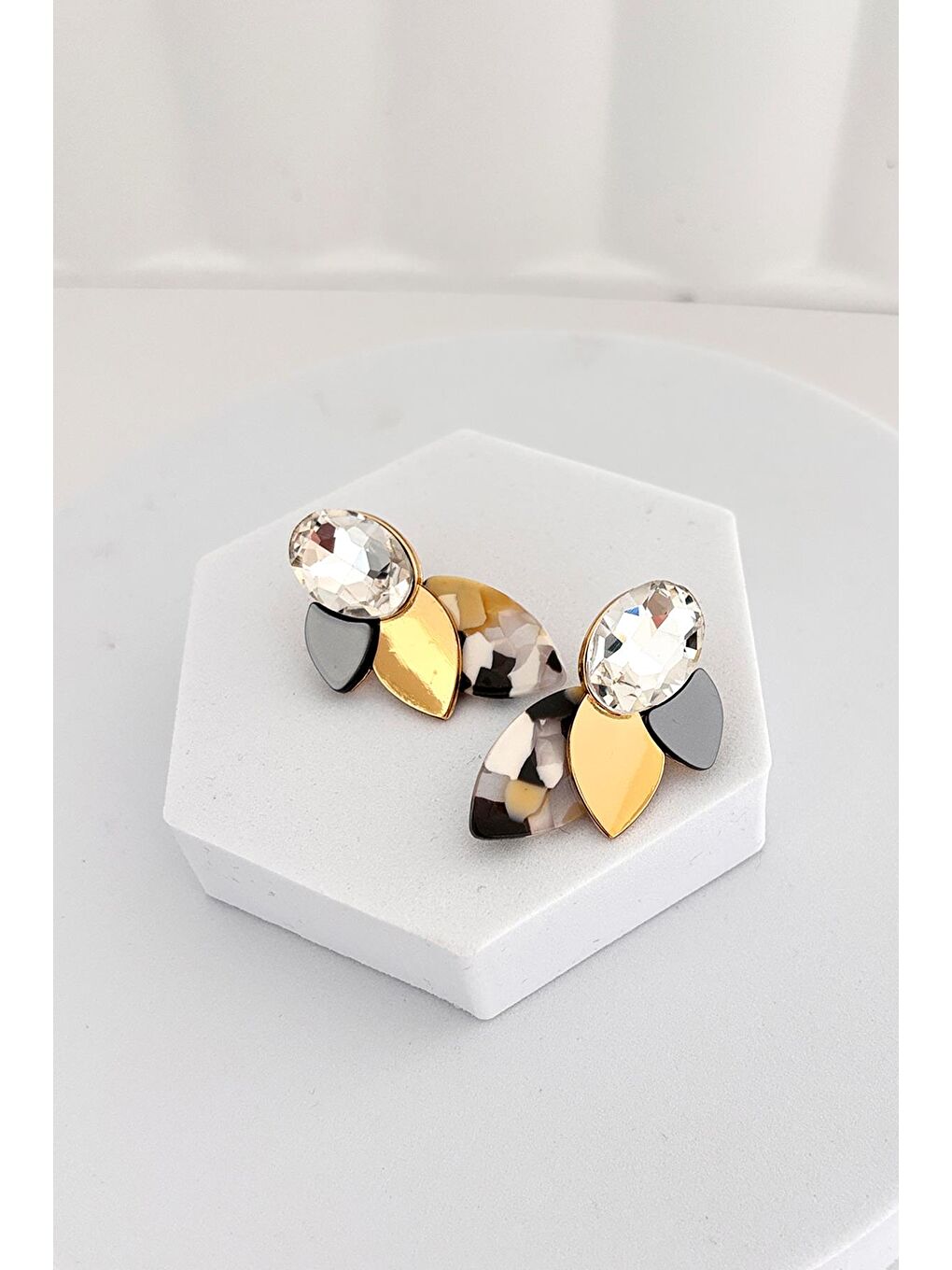 Siyah Taş Detaylı Akrilik küpe-1