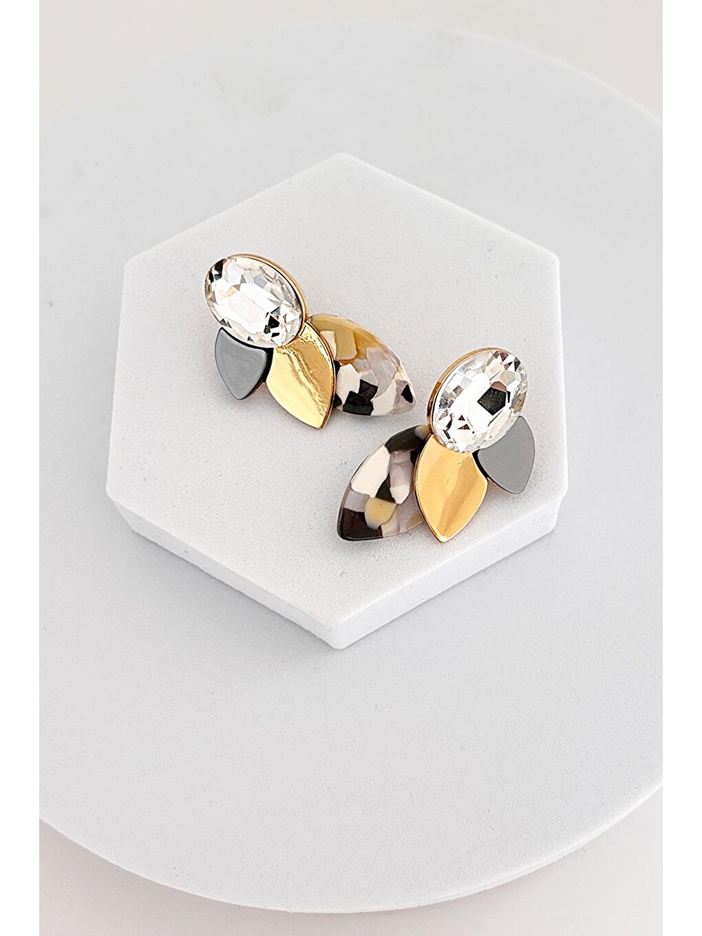 Siyah Taş Detaylı Akrilik küpe-2