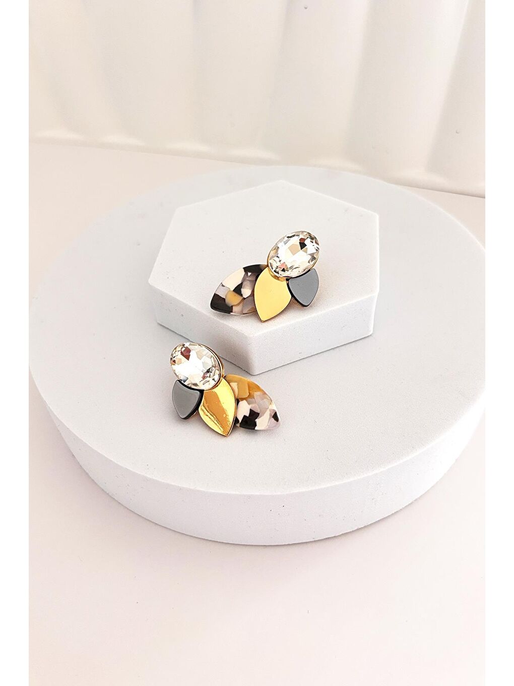 Siyah Taş Detaylı Akrilik küpe-3