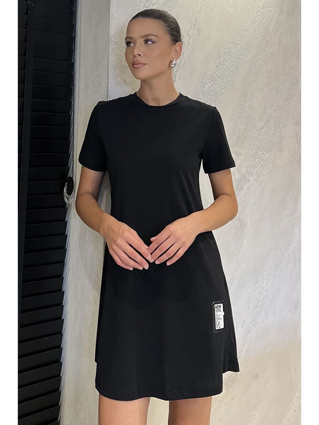 Siyah Kadın Bisiklet Yaka Arma Detaylı T-shirt Elbise-1