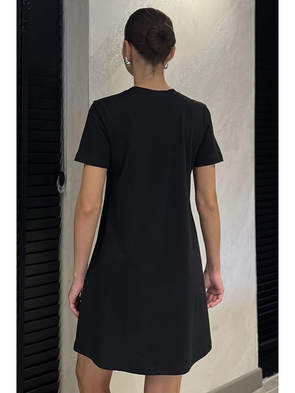 Siyah Kadın Bisiklet Yaka Arma Detaylı T-shirt Elbise-2