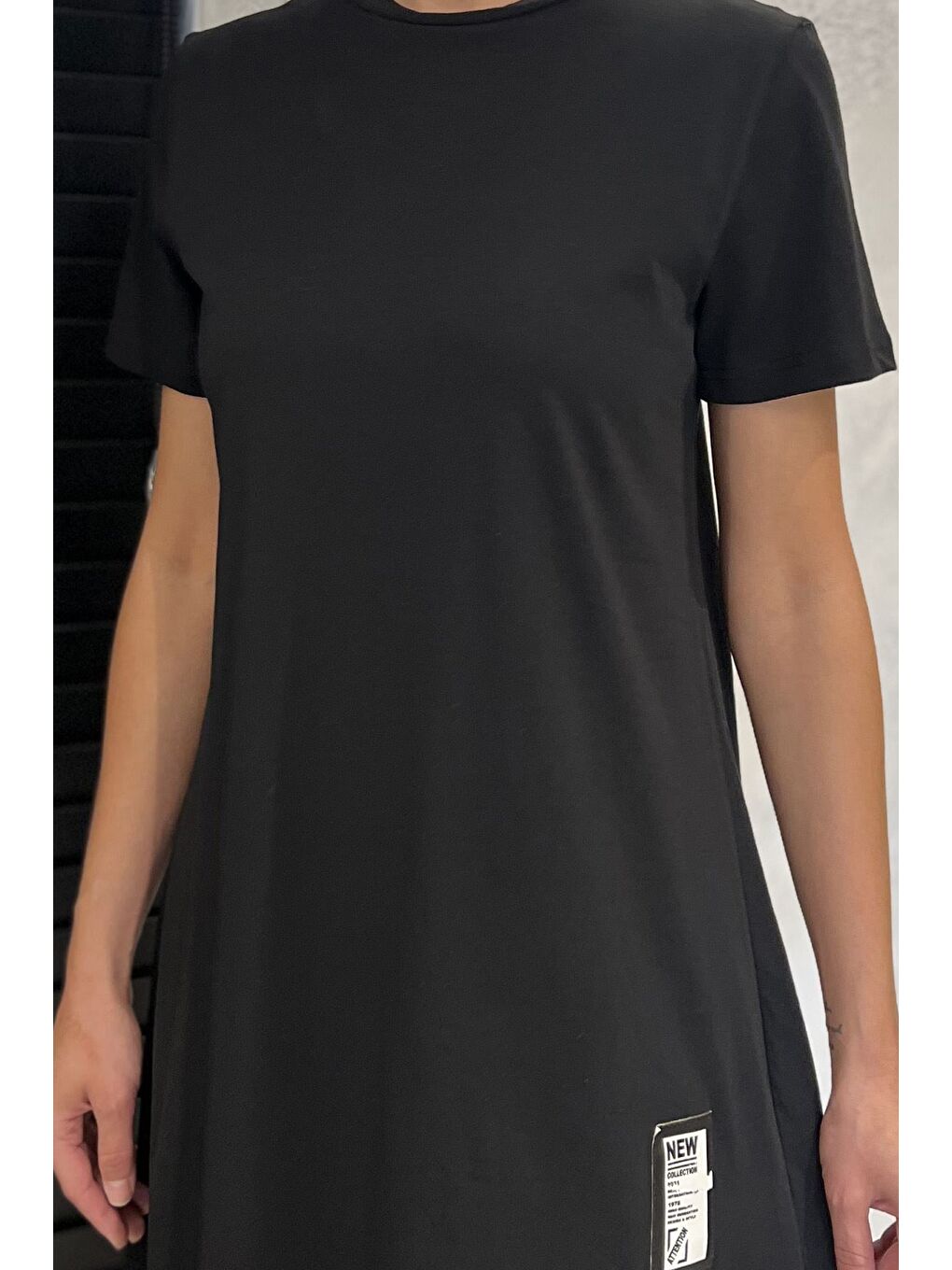 Siyah Kadın Bisiklet Yaka Arma Detaylı T-shirt Elbise-3