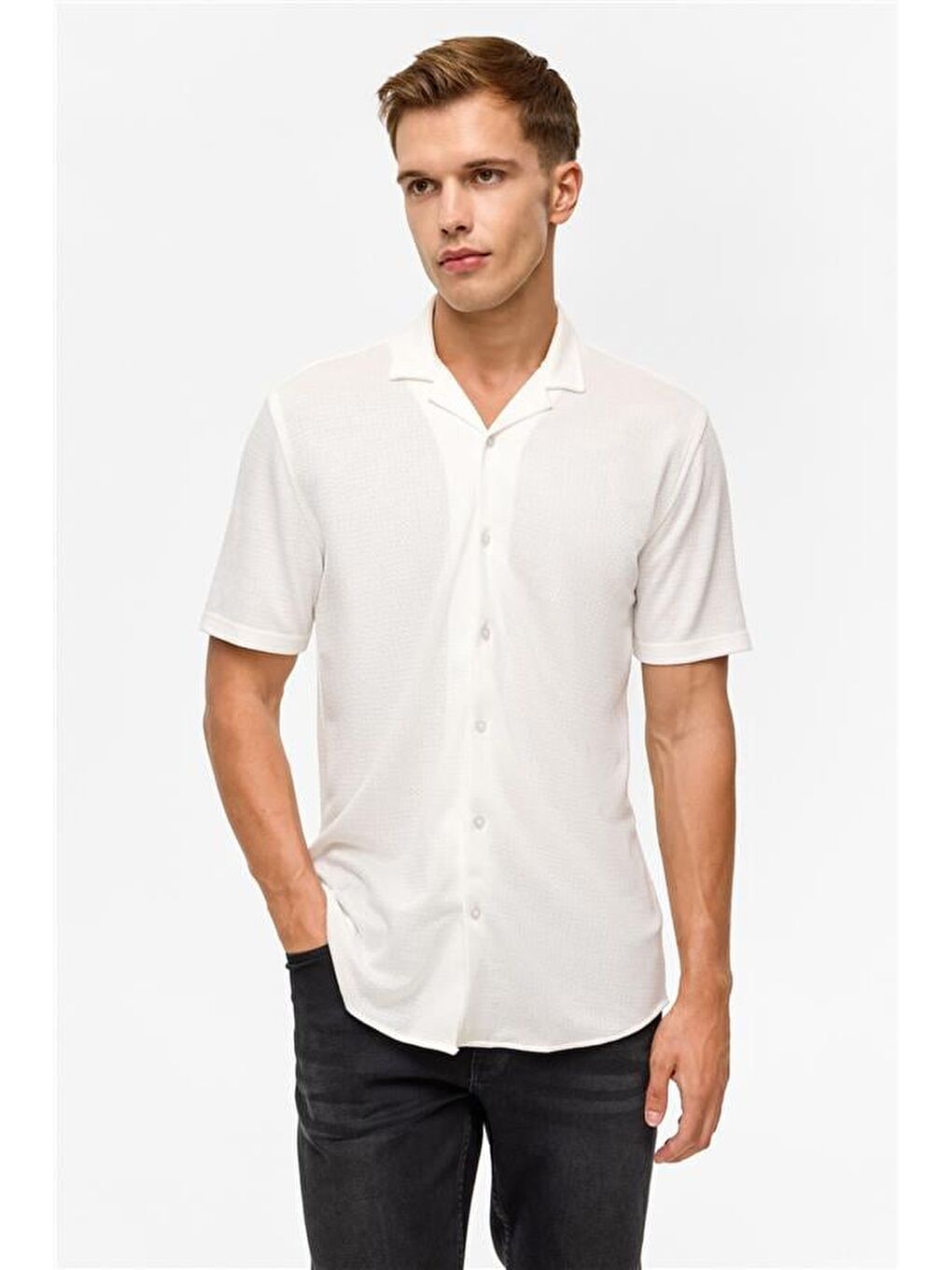 Beyaz Slim Desenli Apaş Yaka Gömlek-1