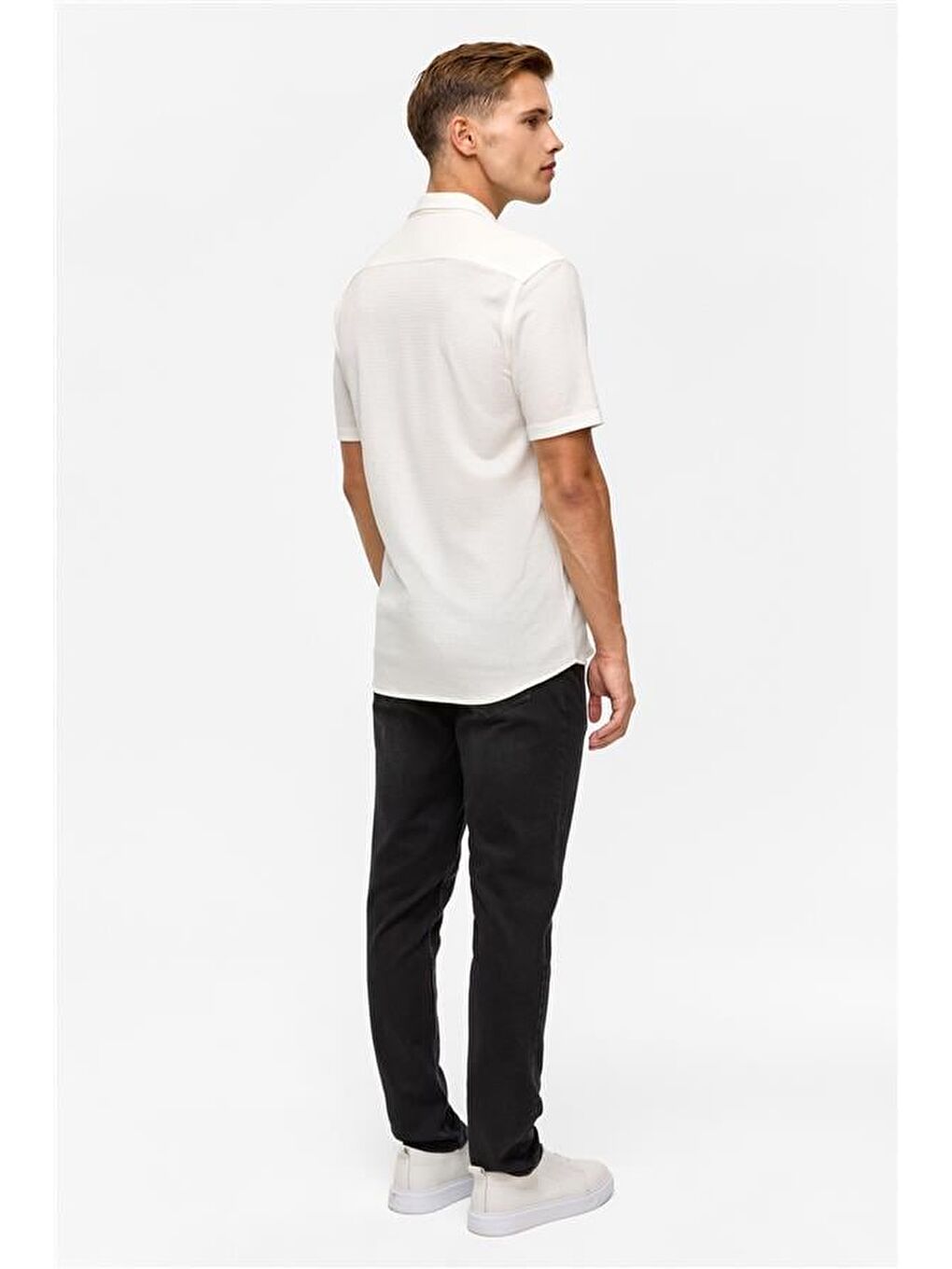 Beyaz Slim Desenli Apaş Yaka Gömlek-6