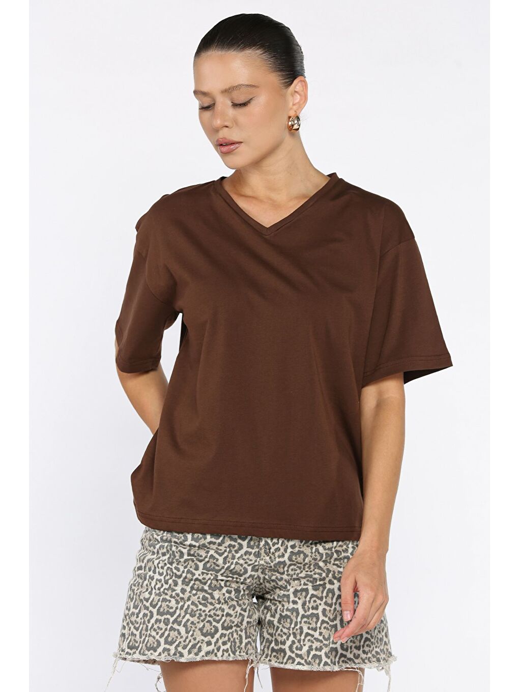 Kahverengi V Yaka Basıc Tişört-1