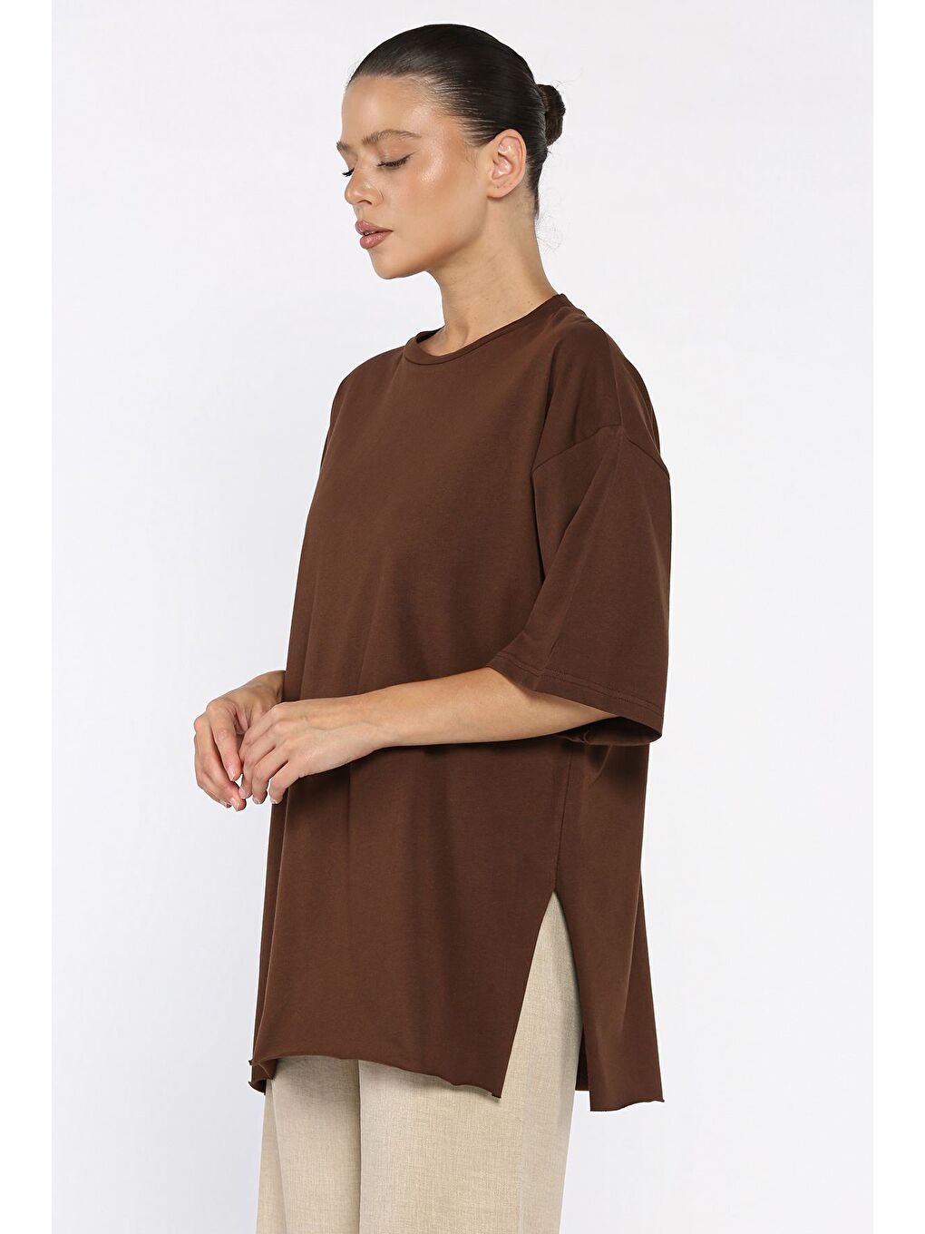 Kahverengi Kadın Bisiklet Yaka Yan Yırtmaç Detaylı Salaş T-shirt-1