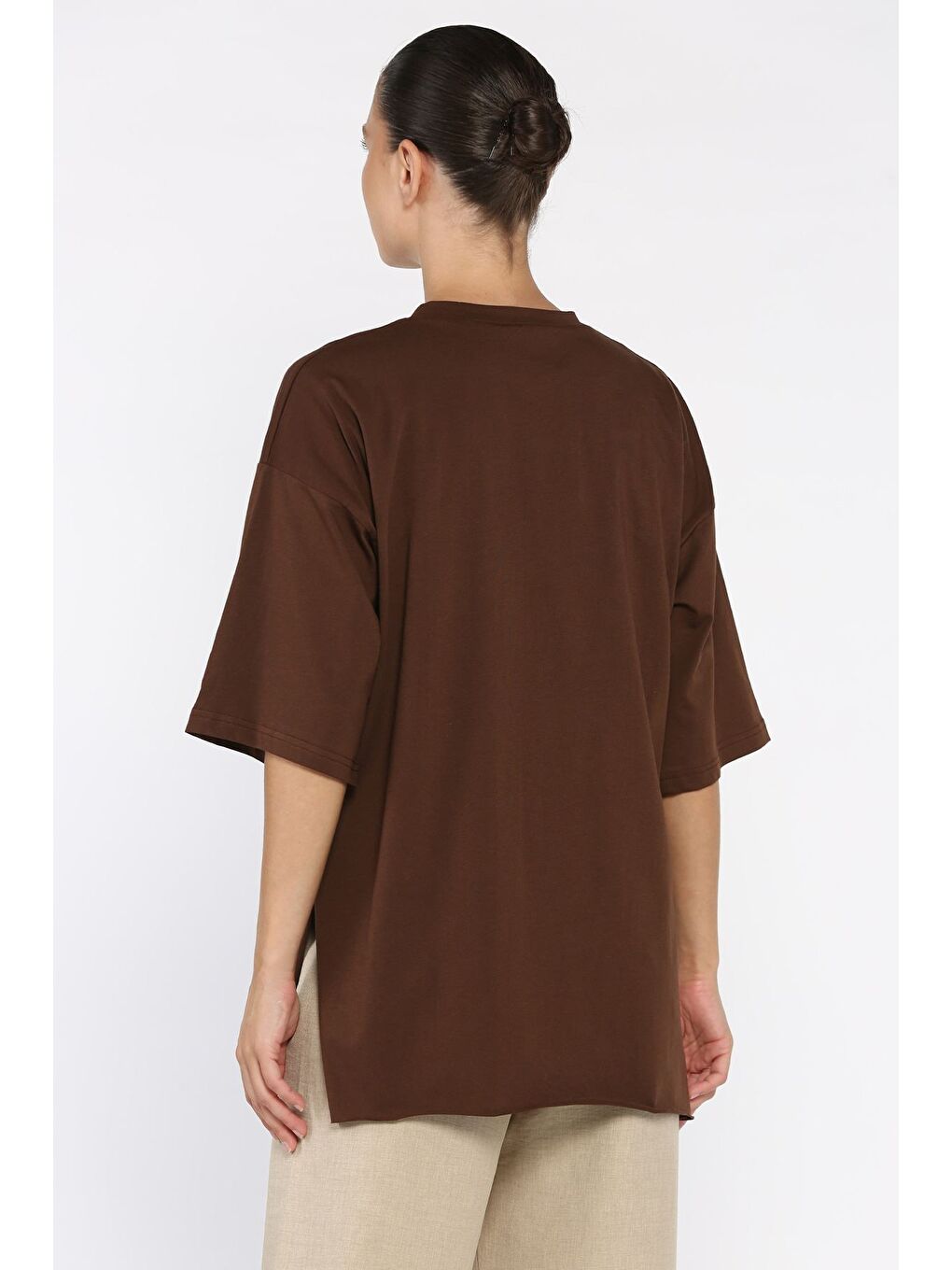 Kahverengi Kadın Bisiklet Yaka Yan Yırtmaç Detaylı Salaş T-shirt-2