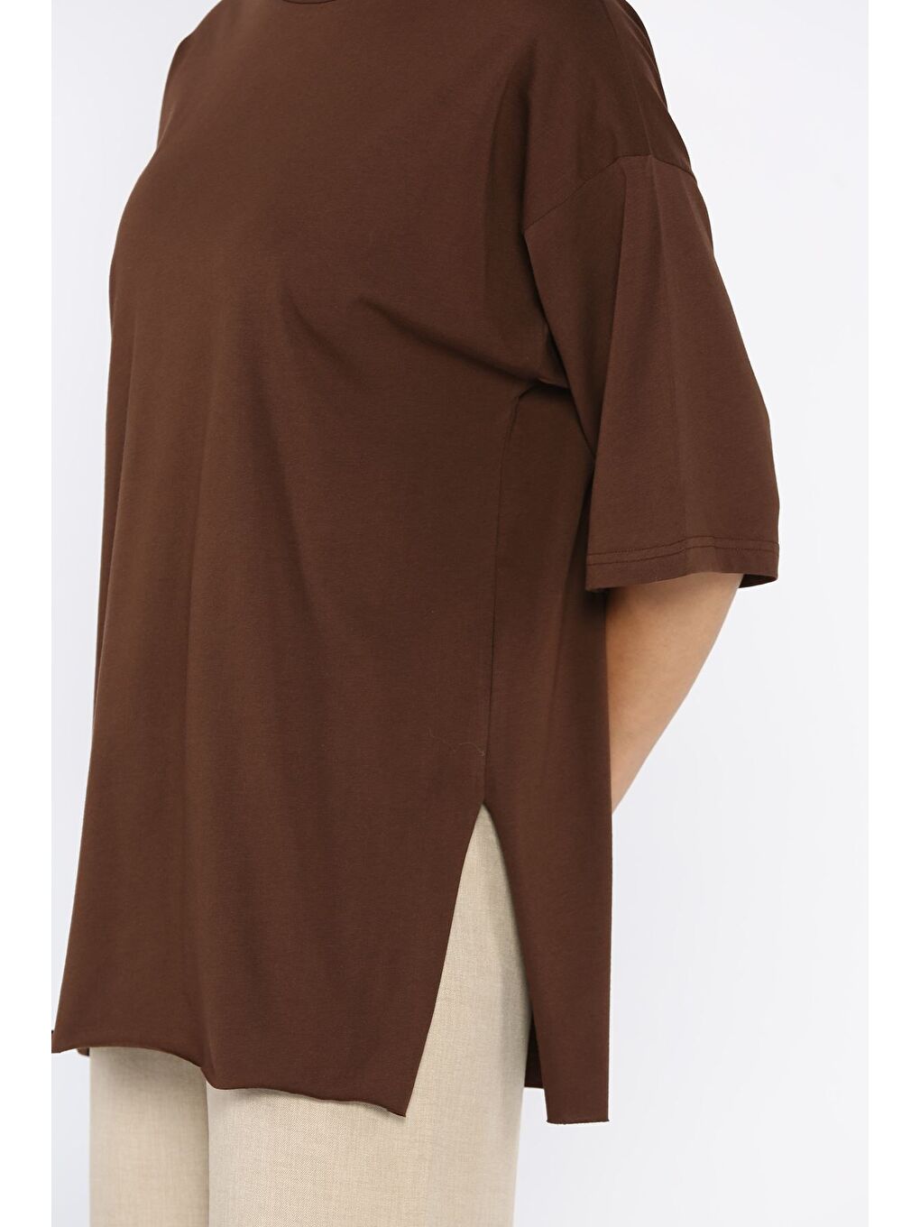 Kahverengi Kadın Bisiklet Yaka Yan Yırtmaç Detaylı Salaş T-shirt-3