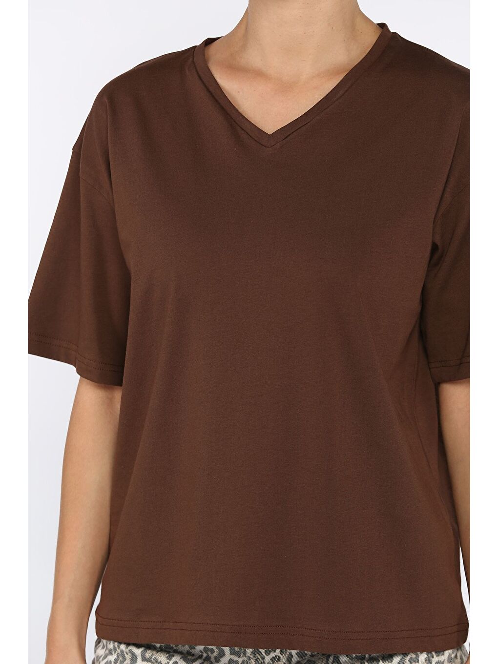 Kahverengi V Yaka Basıc Tişört-3