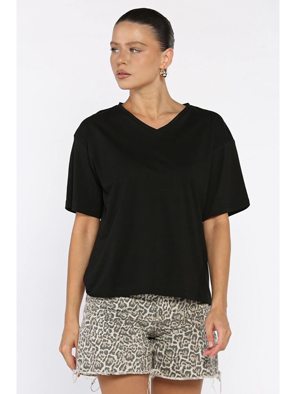 Siyah V Yaka Basıc Tişört-1