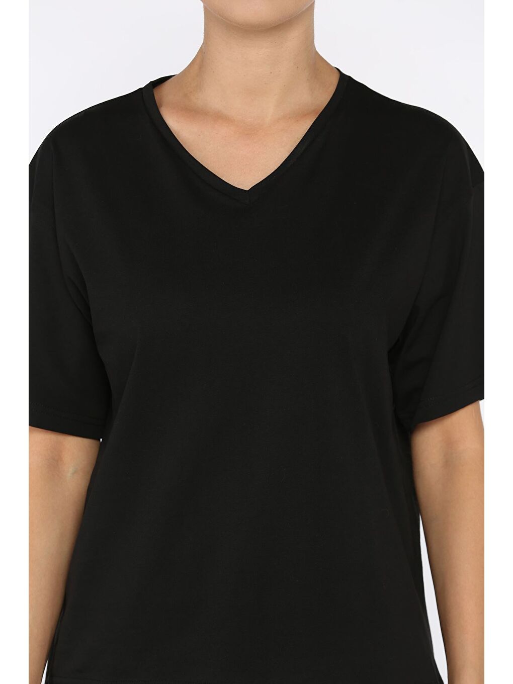 Siyah V Yaka Basıc Tişört-3