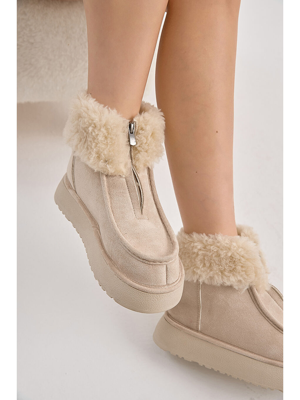 Kadın Bej Kalın Taban Kürklü Önü Fermuarlı Süet Bot-1