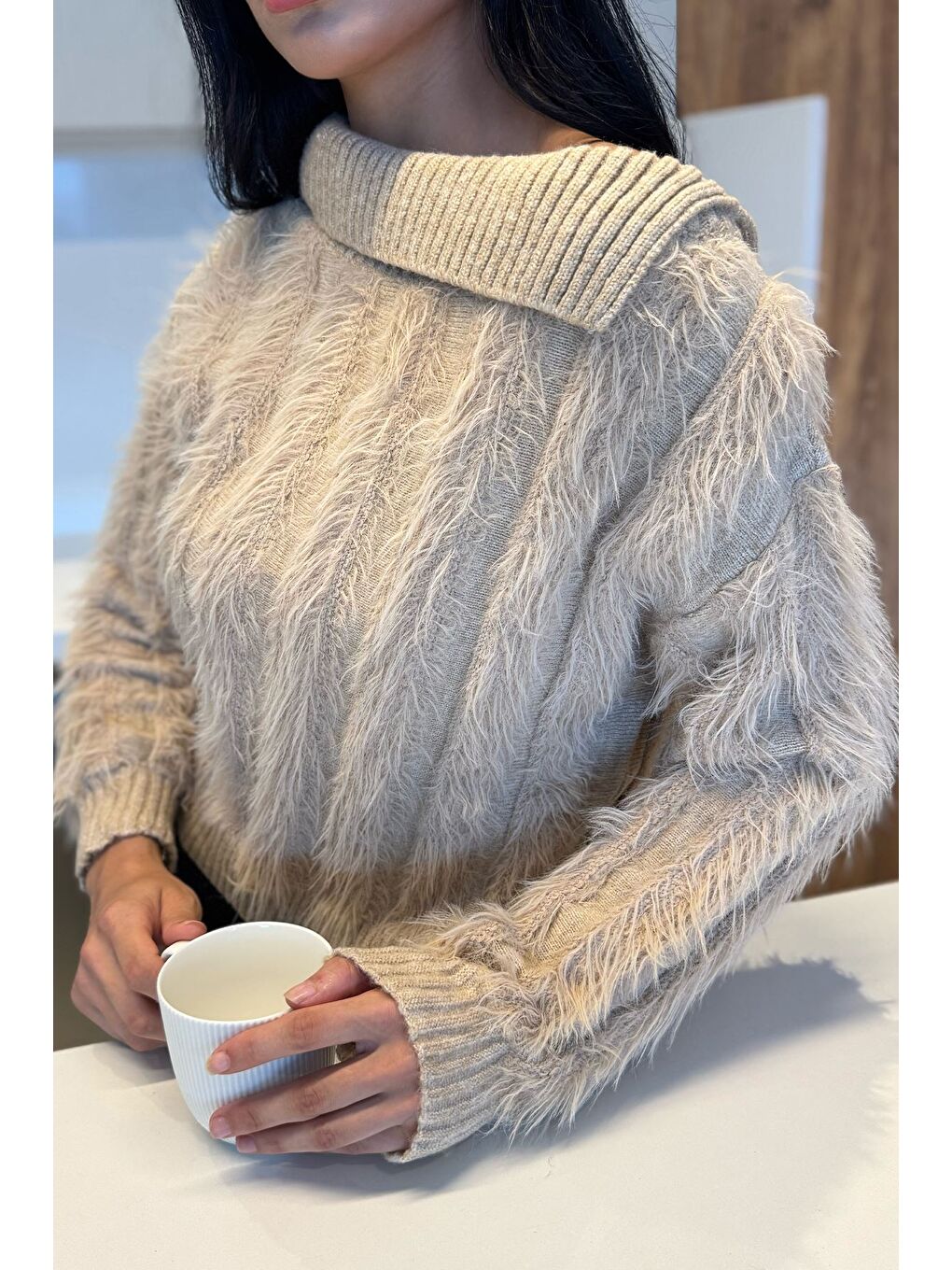 Bej Yaka Detaylı Sakallı Triko Kazak