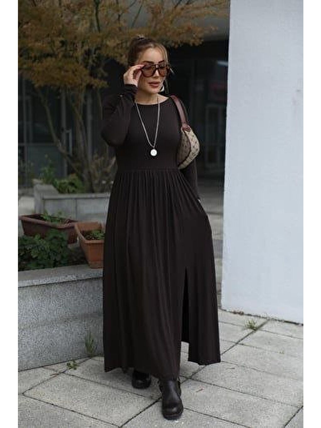 Kahverengi Kadın Kayık Yaka Sırt Dekoltesi Ve Yırtmaç Detay Maxi Boy Elbise