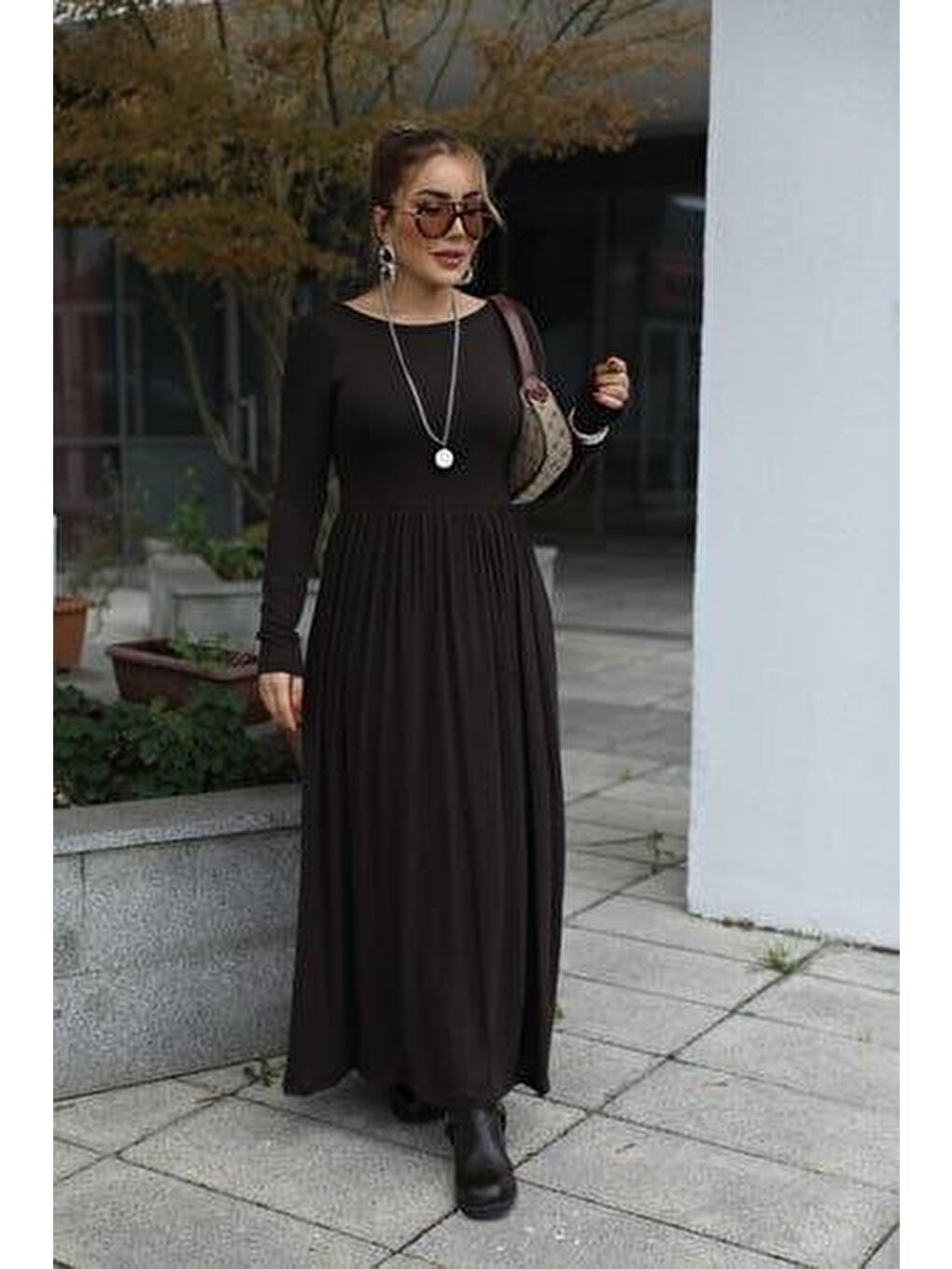 Kahverengi Kadın Kayık Yaka Sırt Dekoltesi Ve Yırtmaç Detay Maxi Boy Elbise-1