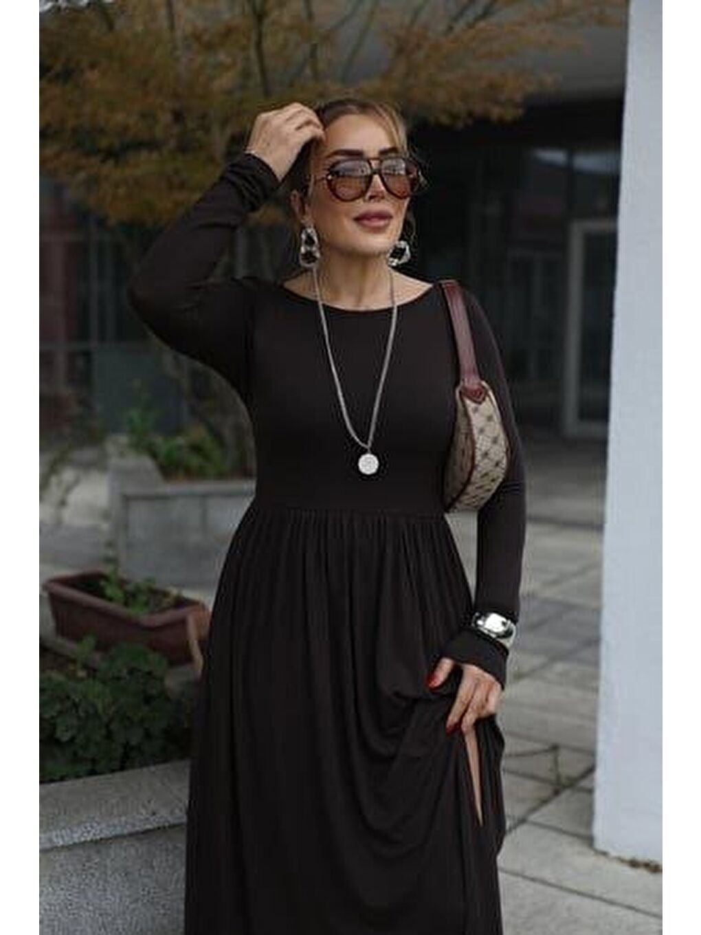 Kahverengi Kadın Kayık Yaka Sırt Dekoltesi Ve Yırtmaç Detay Maxi Boy Elbise-2