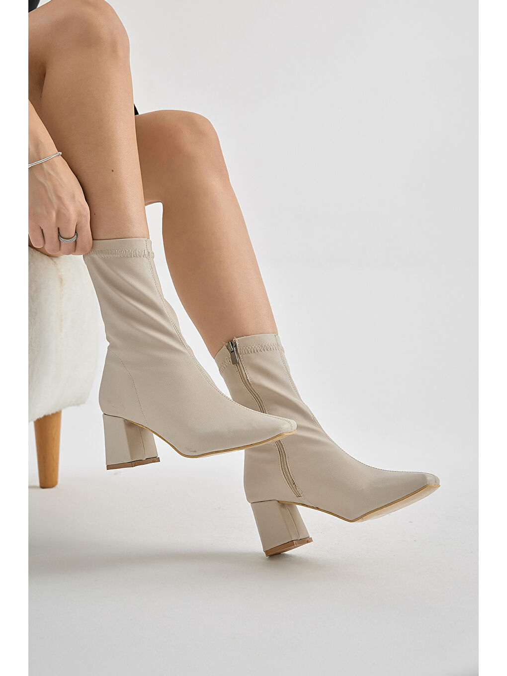 Kadın Bej TPU Taban Küt Burunlu Fermuarlı Topuklu Bot-1