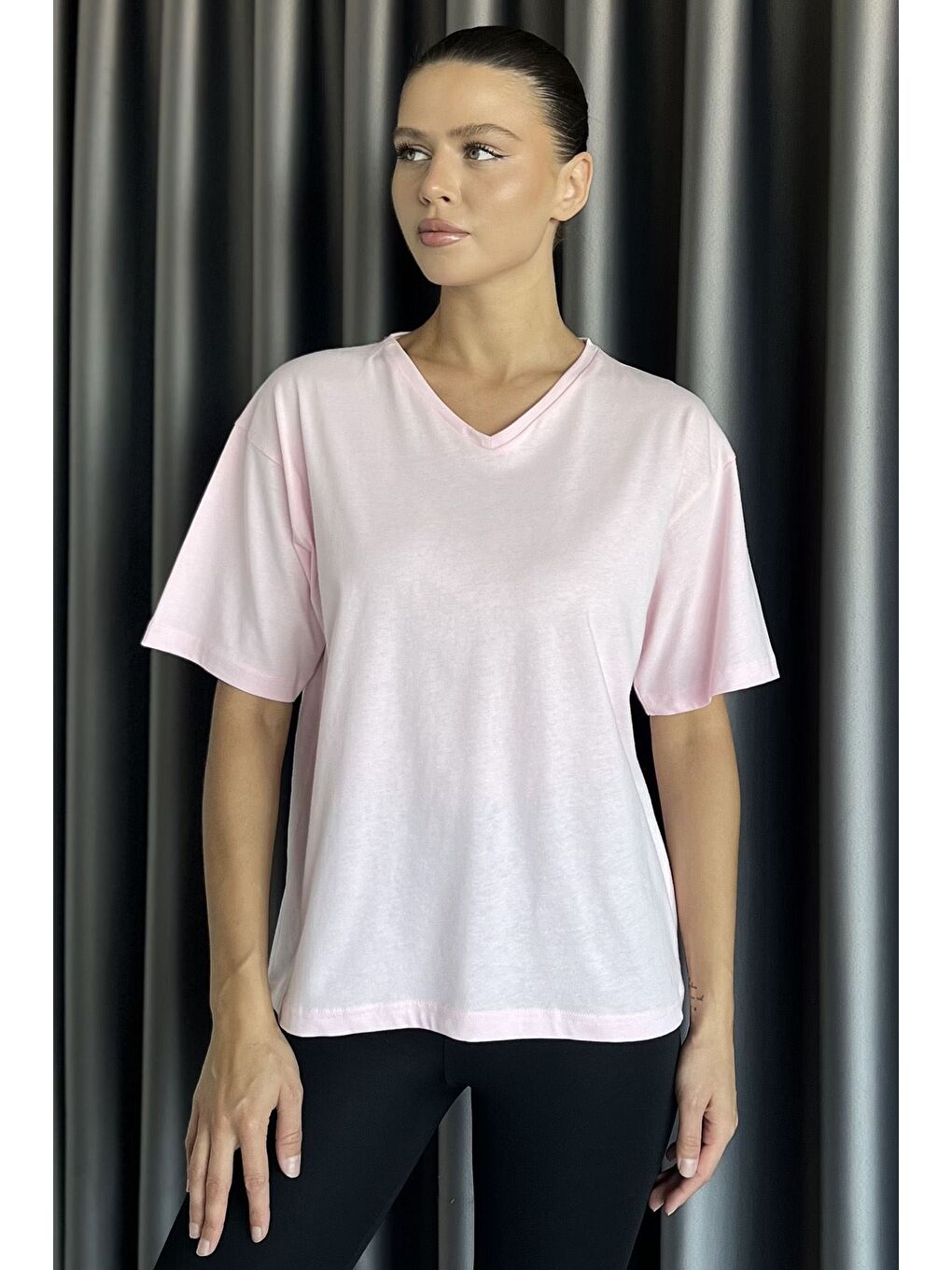 Pembe V Yaka Basıc Tişört