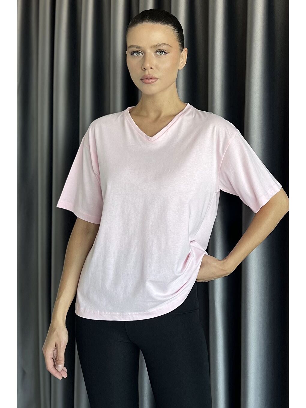 Pembe V Yaka Basıc Tişört-1