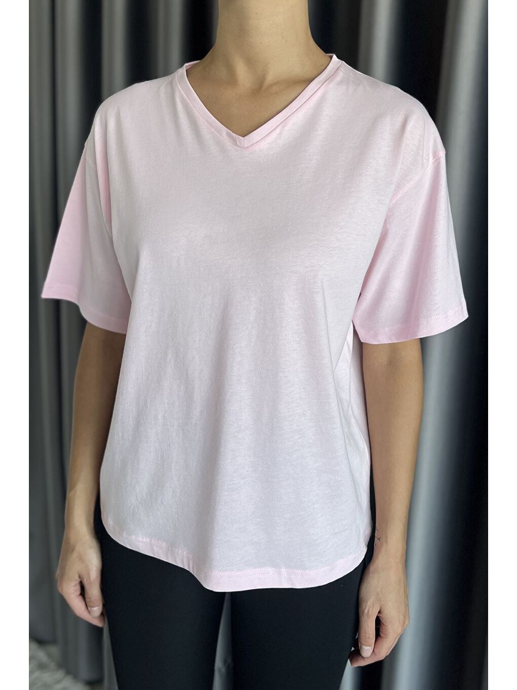 Pembe V Yaka Basıc Tişört-3