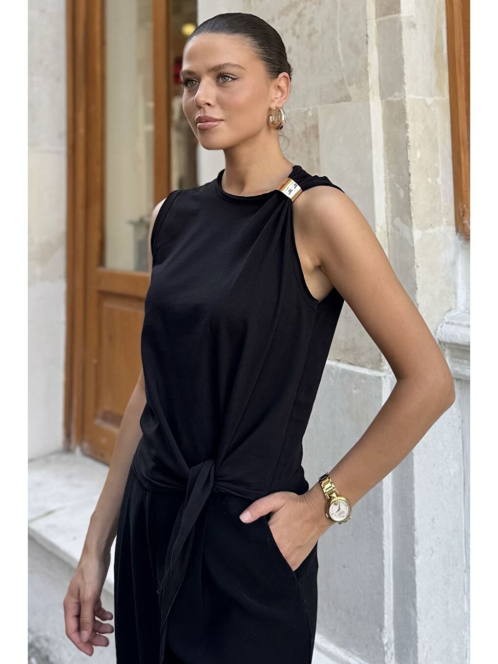 Siyah Ön Bağlamalı Omuz Tokalı Kadın Bluz