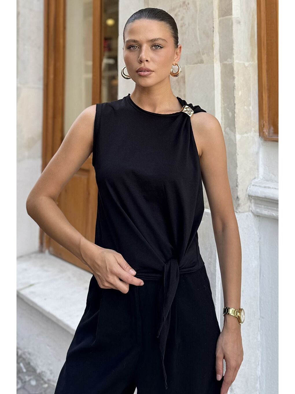 Siyah Ön Bağlamalı Omuz Tokalı Kadın Bluz-1