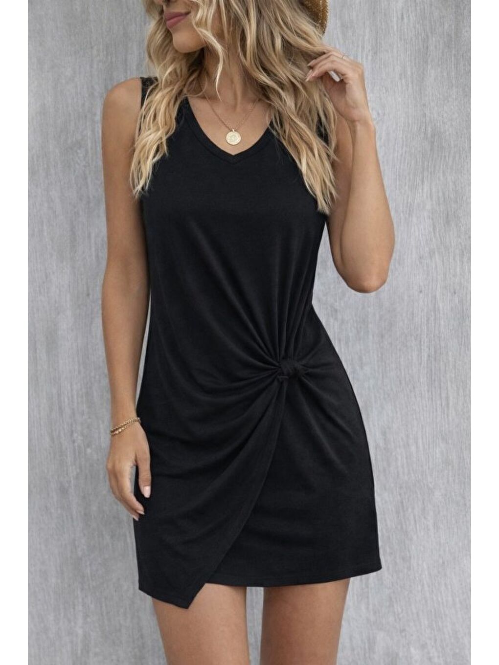 Siyah Kadın Askılı V Yakalı Yandan Asimetrik Detaylı Kısa Viskon Elbise-1