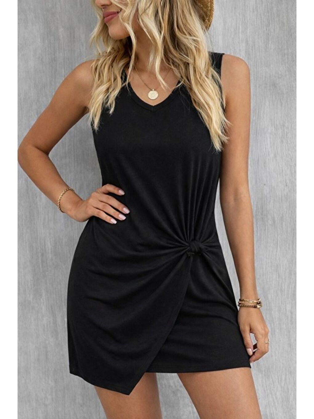 Siyah Kadın Askılı V Yakalı Yandan Asimetrik Detaylı Kısa Viskon Elbise-2